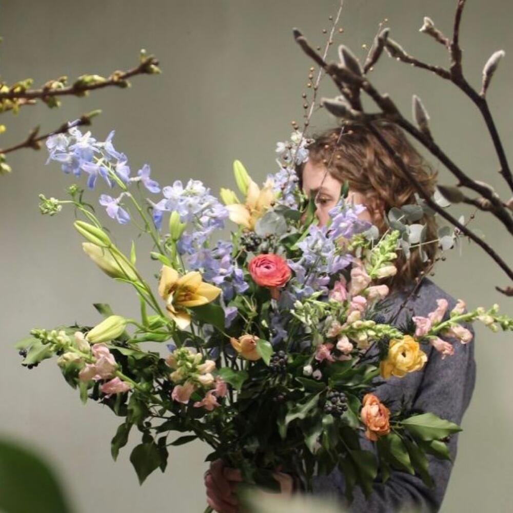 Лилии, дельфиниум и лютики